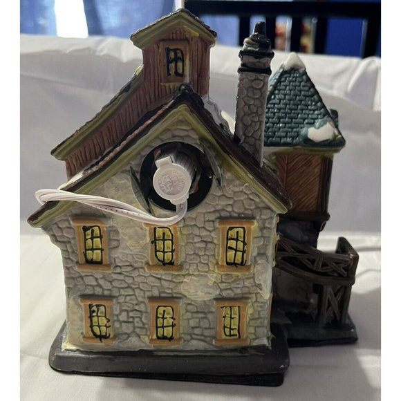 porcelain Santa’s Workshopwith lights inside,  Power Cord, Bulb And Glass Window - Picture 7 of 8